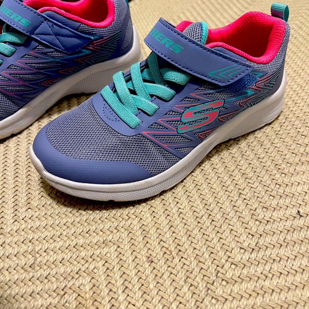 Sketchers girls shoes. Size 2 girls.